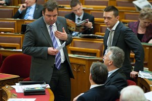 L. Simon László és Rogán Antal, a médiatörvény beterjesztői Orbán Viktorral és Semjén Zsolttal egyeztetnek.