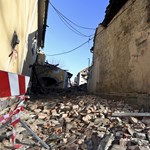 Hungarians turned to insurance companies after the earthquake due to cracked walls and broken windows