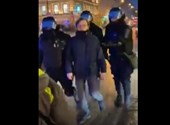 Megkérdezte, miért tartóztatják le a tüntetőt, az orosz rendőr hasbarúgással válaszolt