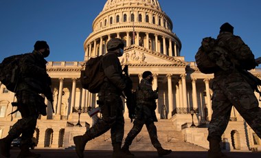 Fegyveresek hada védi a Capitoliumot, ahol megkezdődött a vita Trump elmozdításáról