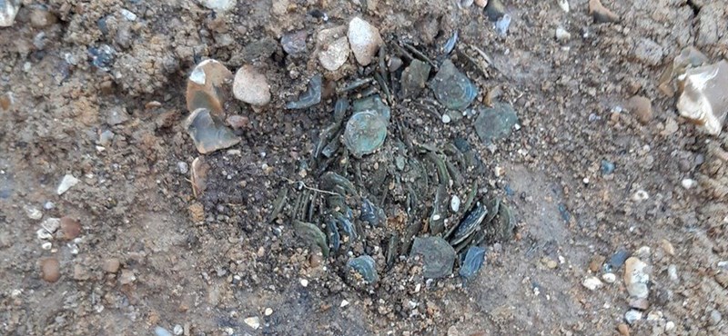 Gracias a una tormenta, se encontraron cientos de monedas de 2.000 años en Londres