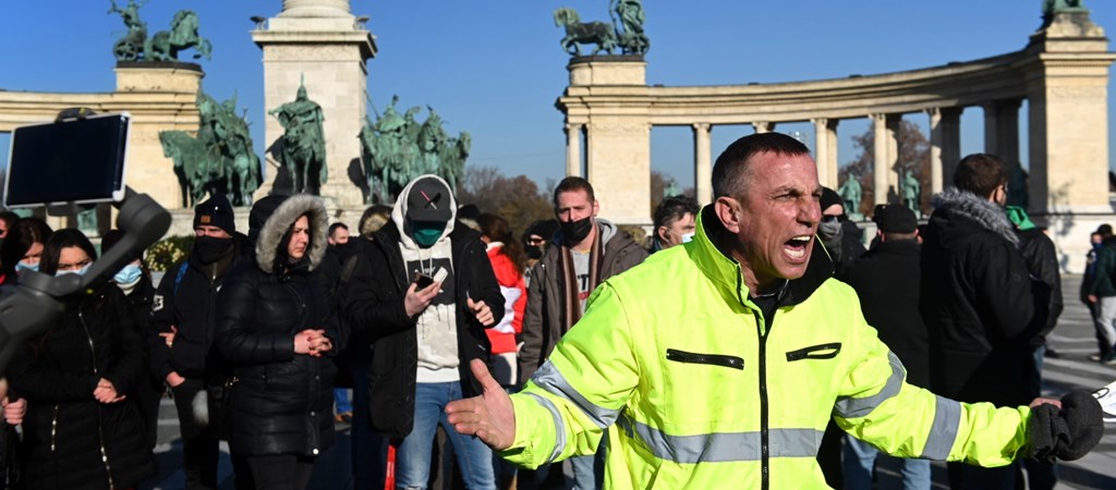 Itthon Hetfon Is Volt Tuntetes A Hosok Teren A Rendorseg Megbirsagolta A Resztvevoket Hvg Hu