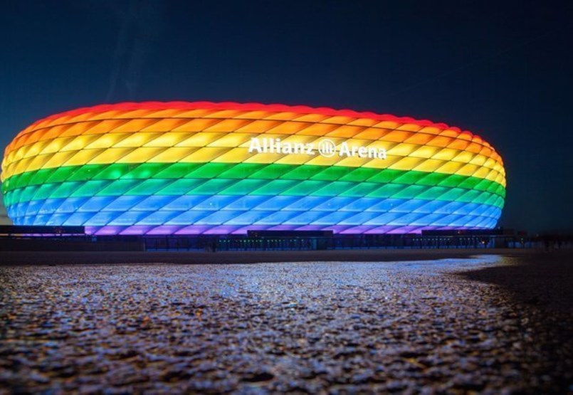 La dirección de Múnich exige oficialmente que el estadio se ilumine con los colores del arco iris