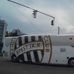 El autobús del equipo de Budapest dirigido por la policía corta los atascos de tráfico