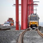 A car fell on the rails on the Rákóczi bridge, a replacement bus passes instead of tram 1