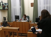 Gerinctörés, csuklótörés, bordatörés: előállított az újabb hajléktalanper tárgyalásán