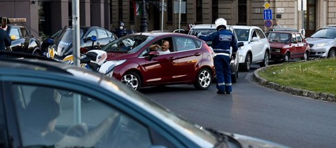 Itthon: Videó: Nyomták a dudát Orbánnak a Clark Ádám téren | hvg.hu