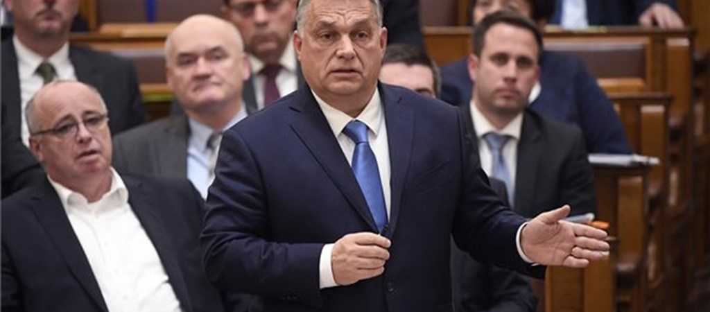 Nagyot bakiztak a fizetésekkel Orbánék, Áder a kezükre játszhatott