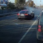 Videó: Szembe sávban nyert időt, a kocsisort és a piros lámpát is letudó autós a Soroksári úton
