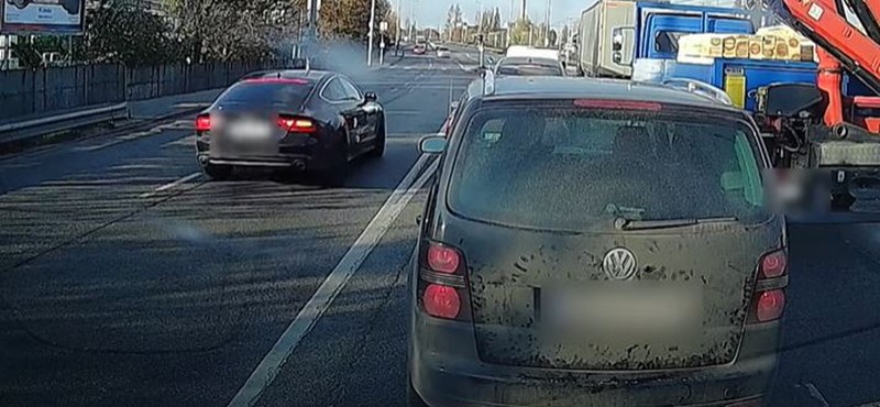 Videó: Szembe sávban nyert időt, a kocsisort és a piros lámpát is letudó autós a Soroksári úton