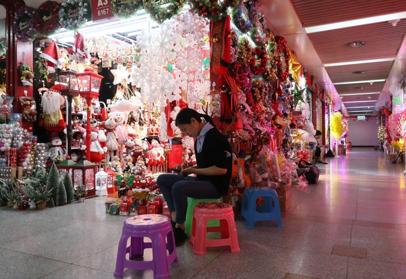 A világ karácsonyi dekorációinak 60 százaléka erről a kínai piacról érkezik
