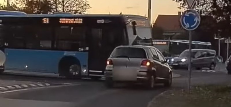 Simán bement Csepelen a körforgalomba az autós, ahol már jött a busz ? videó