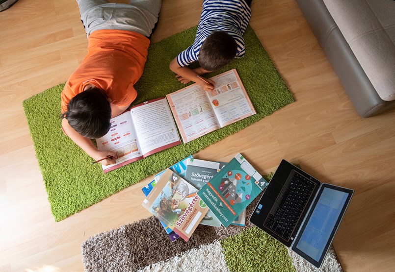 "Iré, pero mi mamá no me deja" Los niños testifican sobre la apertura de la escuela.