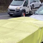 Megint telibe talált egy közutas ütközéselnyelő dobozt egy figyelmetlen autós ? videó