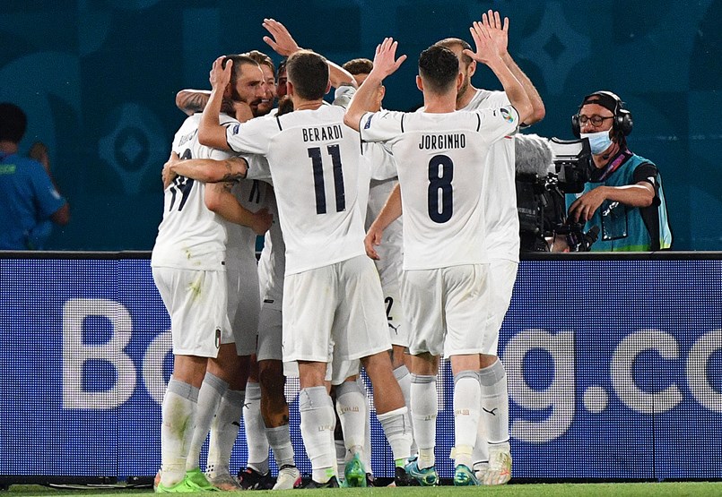 Inicialmente, Italia logró pasar un partido fuerte pero suave contra los turcos en el partido inaugural del Campeonato de Europa.