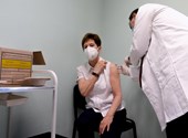 The government pretends not to want many people to get vaccinated