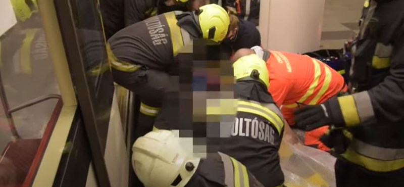 Közzétették a videót a 2-es metrónál beszorult utas mentéséről