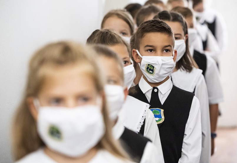 Wearing a mask until the first bite and after class sanitizing students at the bench: this is how the extraordinary school year begins