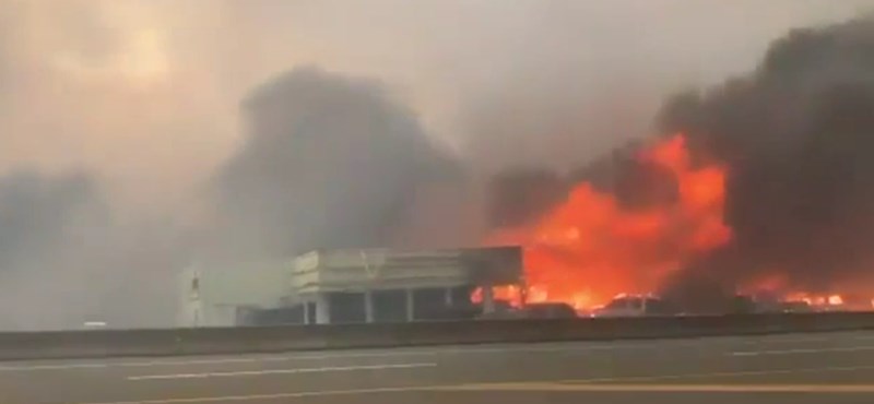 Ardiendo en una pequeña ciudad canadiense: video de un automóvil escapando de las llamas
