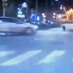 Megint egy rendőrautó előtt kezdett driftelni egy sofőr