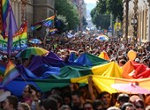 El verano ha estallado con una guerra de arcoíris, pero el amor de NER prospera en la playa