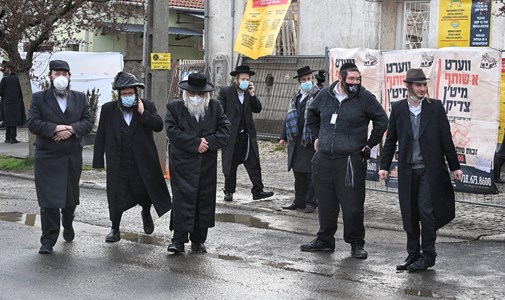 Observe a muchos oficiales de policía y alcaldes ansiosos mientras miles celebran al rabino Bodrug Wonder