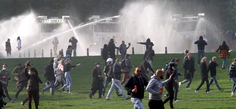 En Bruselas, los manifestantes contra las restricciones epidemiológicas fueron dispersados ​​con cañones de agua.