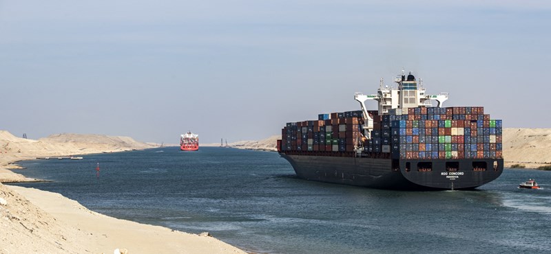 A large cargo ship was stranded on the Suez Canal