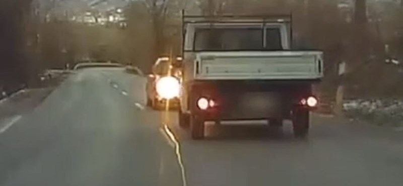 Tolatva közlekedett egy autó Bajnánál a főúton ? videó